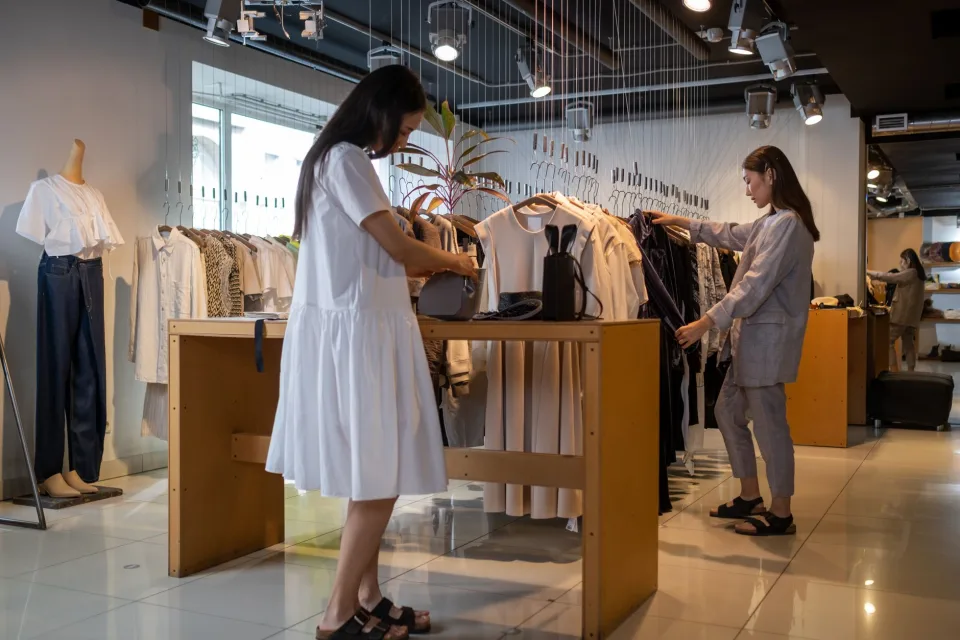 Khách mặc áo cũ chưa vừa — trước
